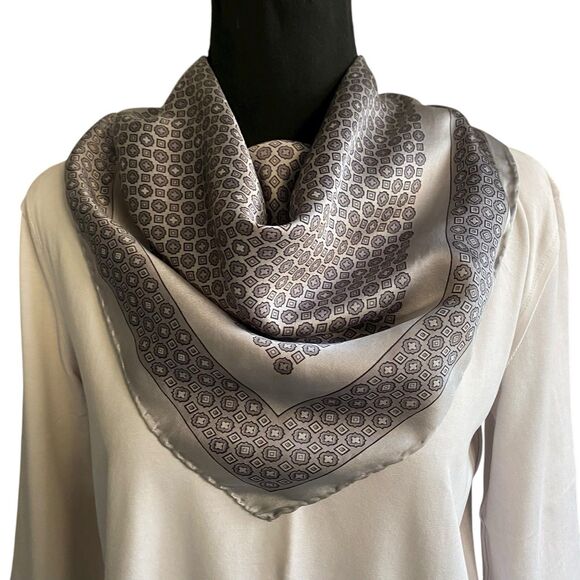 Vintage Silk Scarf Women Gray Geometrical 25” Square Neck Scarf Hand Rolled - Picture 1 of 5